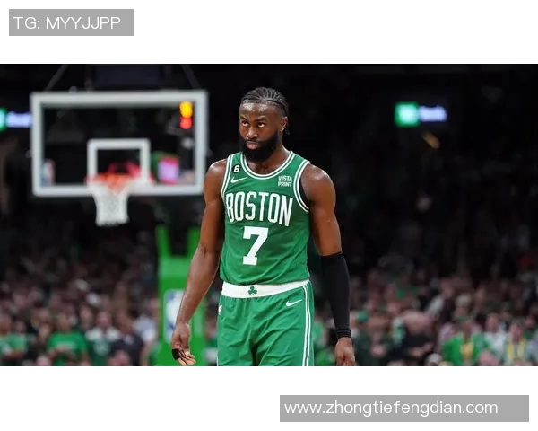 杰伦布朗如何在NBA赛场上展现领导力与全能技巧的完美结合